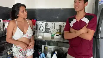 FOLLO CON MI PADRASTRO CUANDO NO HAY NADIE EN LA CASA ASI QUE EL SE CORRE EN MI BOCA Y ME TERMINO TRAGANDO SU LECHE ESPESA