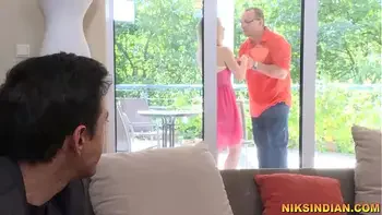 बॉस की खूबसूरत पत्नी को उसके सामने नंगा करके बुरी तरह उसकी गांड और चूत चोद दिया