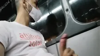Cuarentena, día 51 y me puedo masturbar en el bus sin problema alguno incluso detrás de una madre de familia