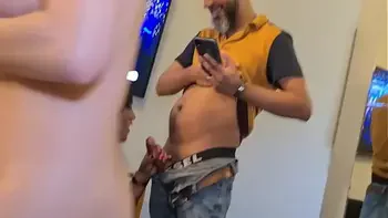 Brincadeira entre amigos vira uma bela troca de casal - A morena da buceta peludinha e a ruiva da bucetinha rosa