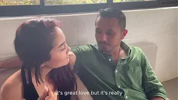 Cachonda agente inmobiliaria se folla a sus clientes para cerrar un gran trato. Parte 1