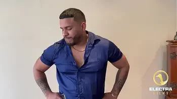 Predicadora reformada toca la puerta de un hombre arrecho. y este le hace volver a su vida de mundana de antes (ERA NINFÓMANA)