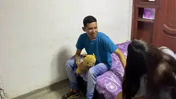 le doy duro a mi hermanastra pos su apretado coño y me termino corriendo dentro