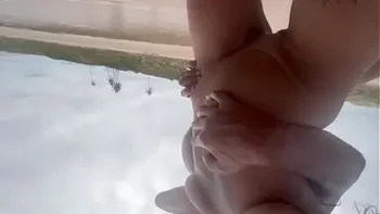 Fudendo a gostosa na praia com todo mundo vendo