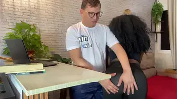 Garoto nerd fode sua colega enquanto estudava para a prova.