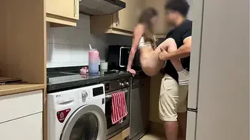 Mientras hablo por telefono con mi novio , mi padrastro me come el coño y me folla bien duro hasta se corre dentro creampie