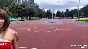 Conoci a una hermosa culona en el parque y luego de jugar fuimos a mi casa a follarme su ojete y me corri en su coño