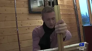 Sonia baise avec un vieux devant son mari