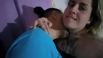 Nos besamos y nos damos bien rico con mi amigo