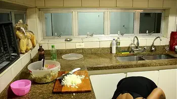 A esposa prepara o jantar e recebe uma massagem completa depois