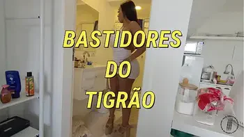 FELIZ ANO NOVO!! Começando 2023 em grande estilo com a espetacular VITORIA BEATRIZ toda safada nos bastidores pra vocês! COMPLETINHA NO RED!!