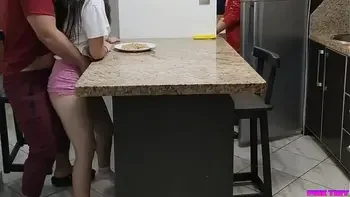 Me Gusta Comer Sentada en las Piernas de mi Tio