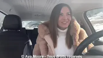 ORGASME DANS MA VOITURE, je me baise avec un gros gode au bord d'une route