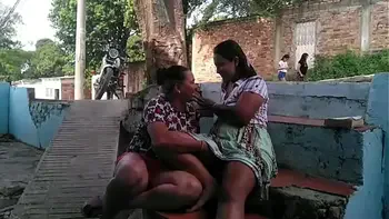 gitana intenta cambiarme y yo termino metiendo mi lengua en su vagina en la calle