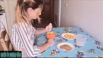 I give milk to my friend's hair so she can comb her hair