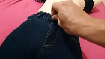 Depois da festa, tirei sua roupa, fodi sua buceta molhada, ela gozou no meu pau e enchi ela de porra. Fiz o creampie e não parei de foder.