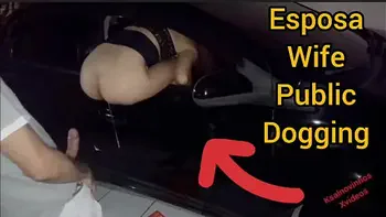 Esposa com bumbum de fora em público oferecendo para estranhos!!! Todos sem camisinha e gozadas a dentro.
