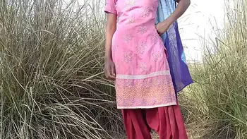 पत्नी बाहर लकड़ी इकठ्ठा कर पति ने बोला आज बाहर चोदाई करते है देसी हिंदी सेक्स वीडियो