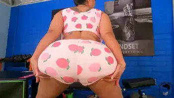 Voluptuous Queen Big Butt Milf Latina Kiara Mia