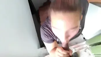 DESCUBRO A MI HERMANASTRA FUMANDO EN LA AZOTEA Y MIENTRAS ME CHUPA LA POLLA ME PIDE QUE SE LA META PARA NO CONTARLE A MI MADRASTRA -1 parte-