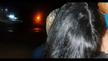 Sério !! Eu corro o risco de colocar meu pau na frente dessa mulher esperando o ônibus ... Como ela vai reagir?