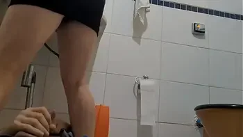 atendi o encanador de vestido só para ver se teria o pau dele!