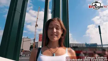 Lustiger älterer deutscher Mann trifft suße studentin touristin auf der straße und fickt sie