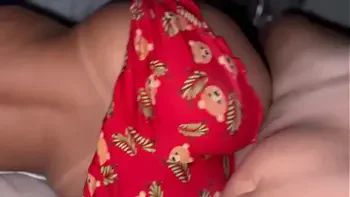 Esposa sedenta por pica vai pra cama com shortinho curto pra provocar o marido