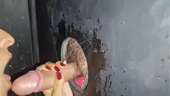 Adoro brincar com estranhos no GloryHole da casa de swing.