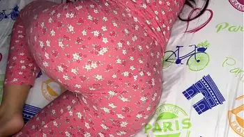 El Culo de mi Hijastra en Pijama no Puedo Dejar de Verlo - Mi Padrastro Pervertido me Quiere Follar por el Culo