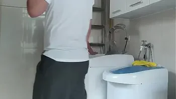 Casada provocando o técnico que foi arrumar a máquina de lavar roupas, a safada abriu o roupão na frente dele (Completo no RED e no Sheer)