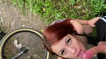 Contratei essa empregada e chamei ela para dar uma volta, no caminho ela quis me chupar e quase fomos pegos