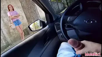 Pedindo informações com pau de fora pra gostosa no ponto de ônibus!