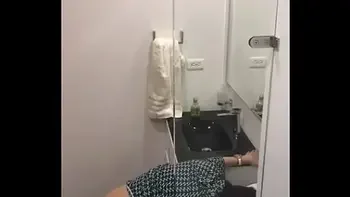 descubro a mis amigos en el baño por los fuertes gemidos