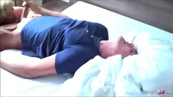 Deutsche Mutti erwischt Jungspund und laesst sich von ihm ficken