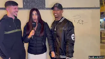 Andrea Lux entrevista a dos chicos en la calle y se los folla en el hotel