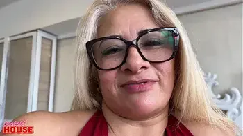 Coroa casada traindo o marido corno com dois machos