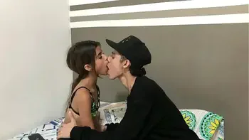 Besos calientes y lamidas de tetas para una pequeña chica HISTORIA COMPLETA