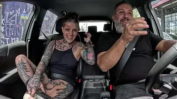 A tatuada Naty Loka pegou a carona e deu o cú no pelo para o motorista