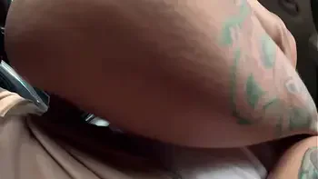 Russah entra dando o rabo para motorista na carona do Ted