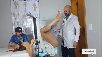 Traição ginecologista mete na esposa do corno sem ele saber!