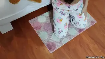 Chica Inocente Engañada con Helado Por su Niñero