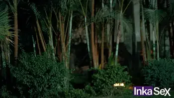 Blanca Nieves se pierde en el bosque y es follada por los 7 enanos.