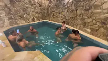 ORGIA COM OS AMIGOS NA PISCINA DO MOTEL