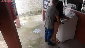 Dona de casa casada paga técnico de máquina de lavar com a bunda enquanto marido esta fora