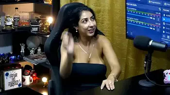 Renatinha Mello deixa o Ruan de Pau duro como só com um beijo, ela deu uma pegada gostosa no pau dele - Podcast Pápum no Barco!