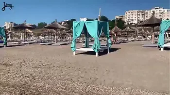 HORNY BABE DOUBLE SQUIRT WHILE JOGGERS RUN BY ON THE BEACH | LaraJuicy