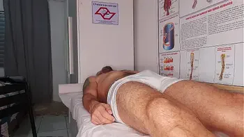 Enfermeira e estética observa ereção do paciente!