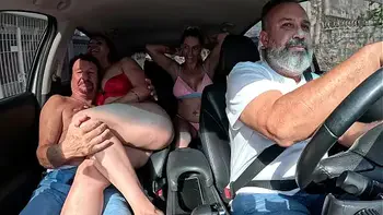 Carlos Urach estreia com duas gostosa na carona do Ted