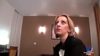 Louise ne veut pas savoir qui la baise, elle veut juste une bite